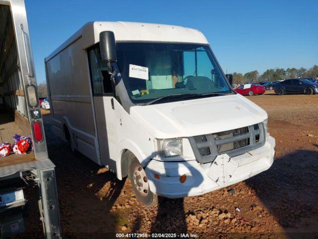  Salvage Isuzu Commercial Van