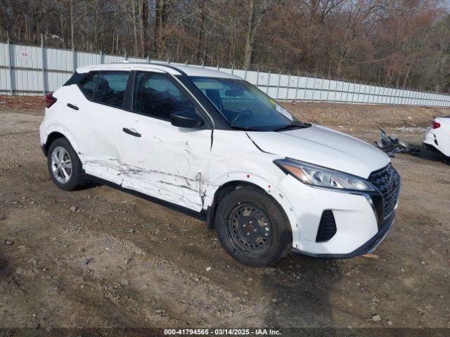  Salvage Nissan Kicks