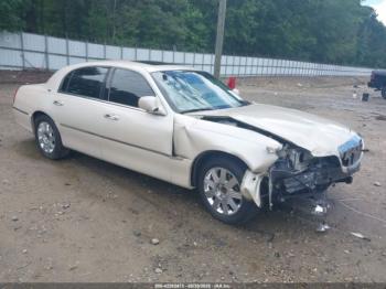  Salvage Lincoln Towncar