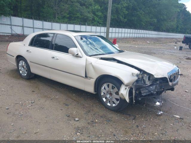  Salvage Lincoln Towncar