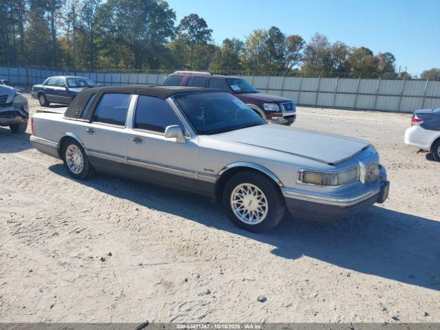  Salvage Lincoln Towncar