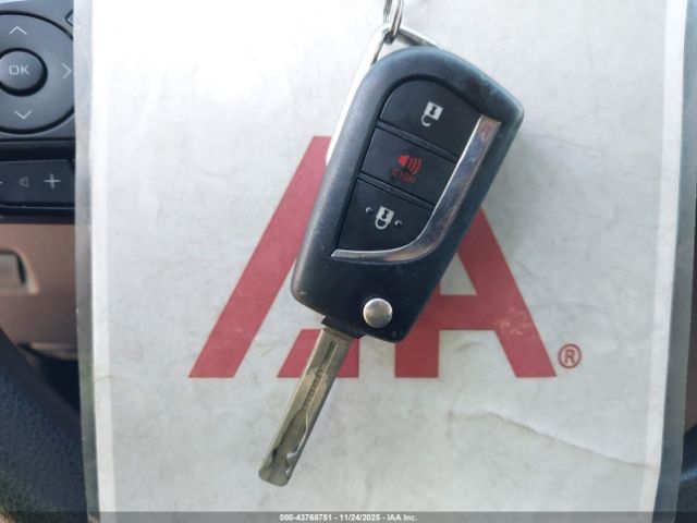 Toyota RAV4 Le Image 9