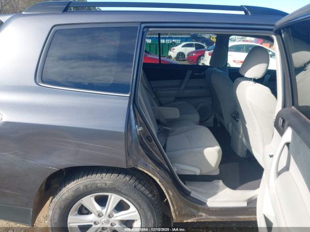 Toyota Highlander Base V6 Image 9