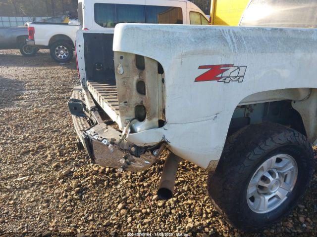 Chevrolet Silverado 2500 Ltz Image 17