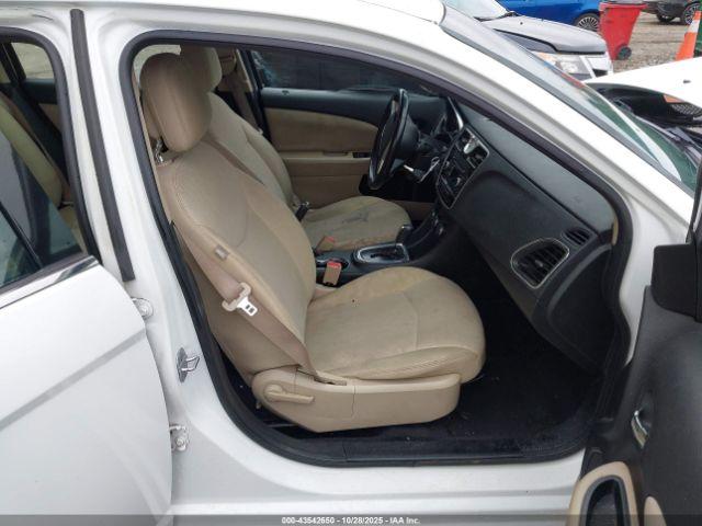 Chrysler 200 Touring Image 4