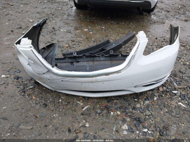 Chrysler 200 Touring Image 12