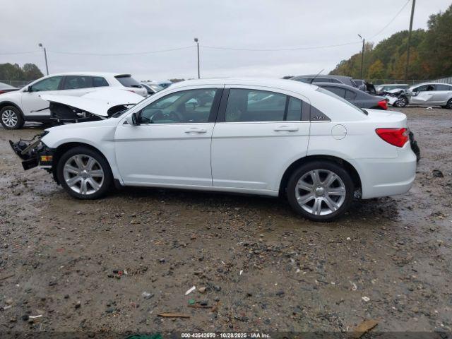Chrysler 200 Touring Image 17