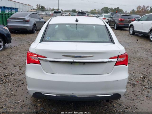 Chrysler 200 Touring Image 15