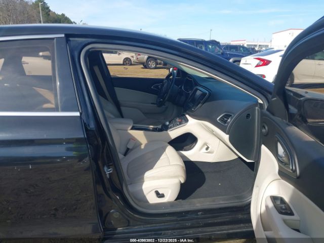 Chrysler 200 Limited Platinum Image 3