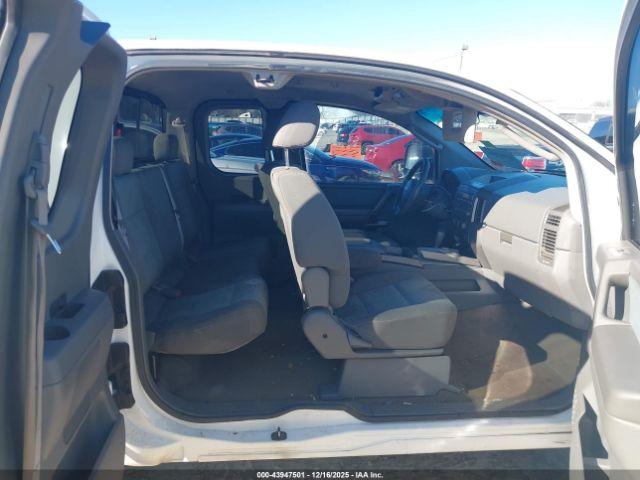 Nissan Titan Se Image 8