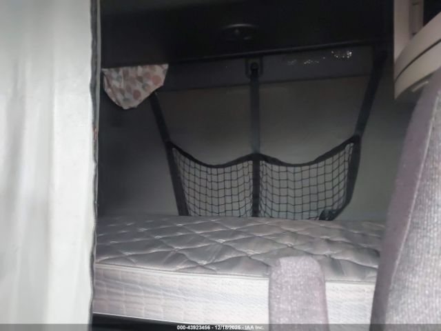 Freightliner Cascadia 125 Image 8