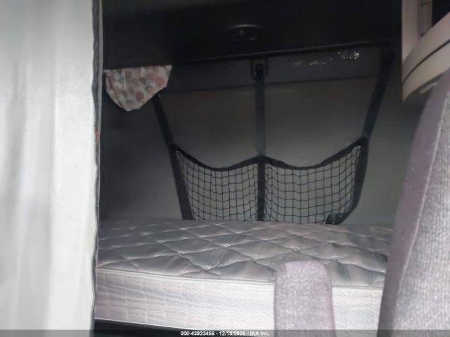 Freightliner Cascadia 125 Image 8