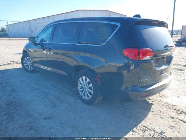 Chrysler Pacifica Touring Image 14