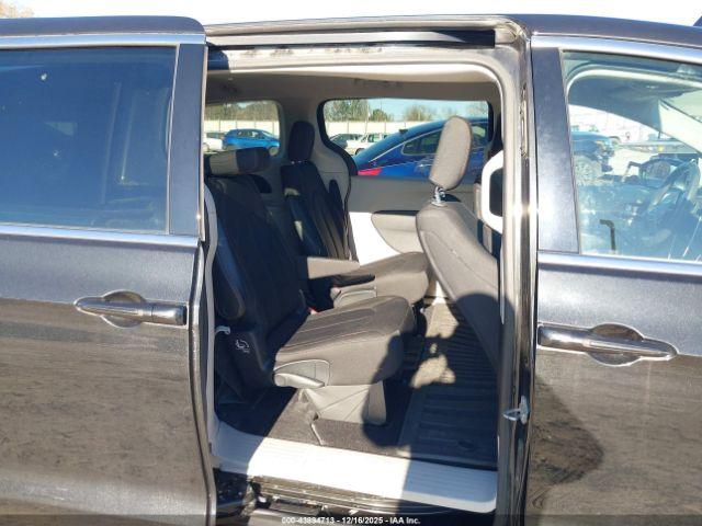 Chrysler Pacifica Touring Image 5