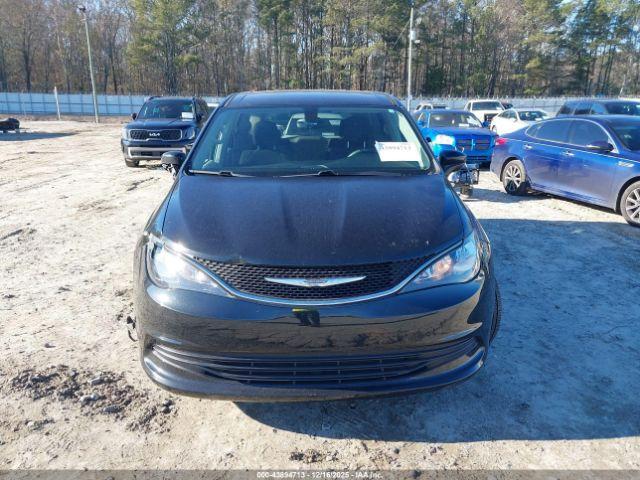 Chrysler Pacifica Touring Image 3