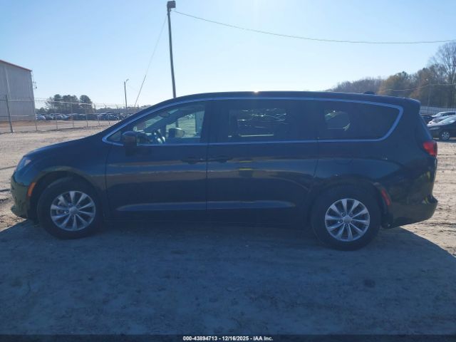 Chrysler Pacifica Touring Image 6