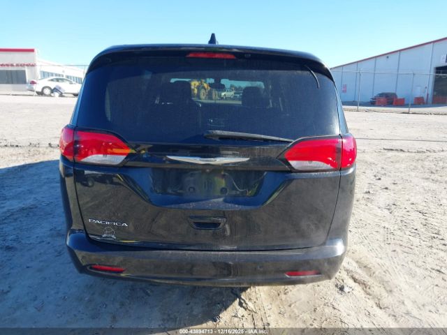 Chrysler Pacifica Touring Image 13